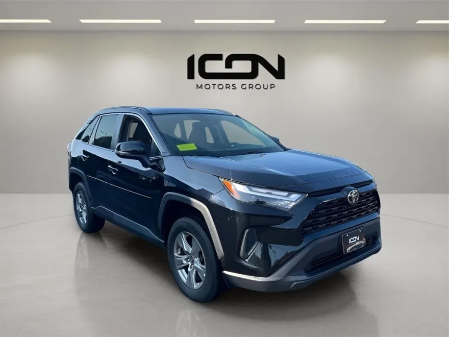 2022 Toyota RAV4 XLE photo 1