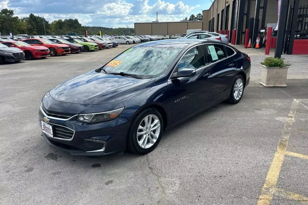 2017 Chevrolet Malibu 1LT photo 1