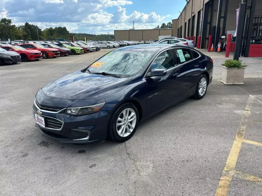 2017 Chevrolet Malibu 1LT photo 1