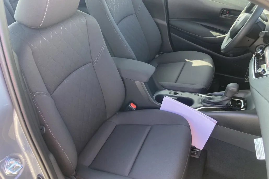 2025 Toyota Corolla LE photo 1