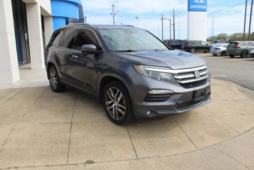 2017 Honda Pilot Touring photo 1