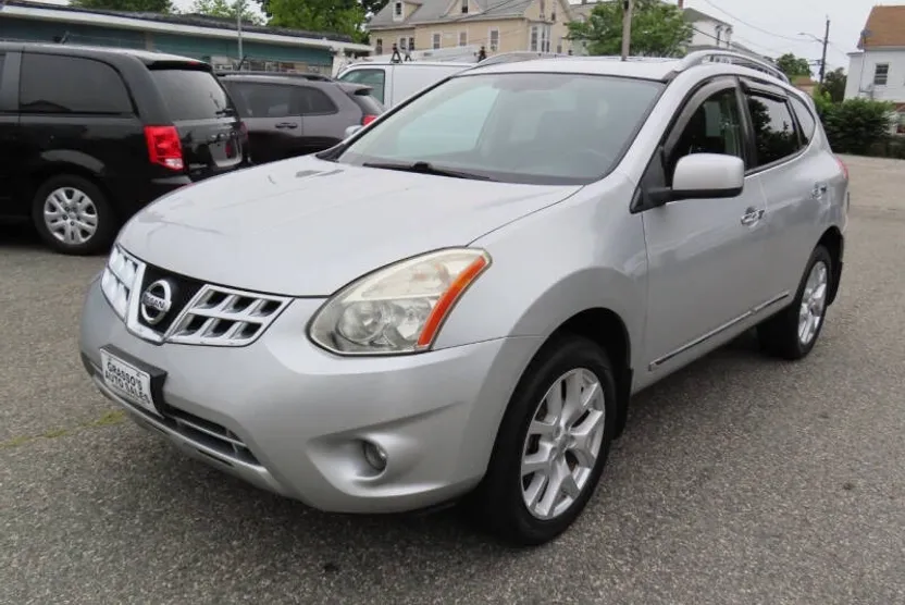 2011 Nissan Rogue SV photo 1