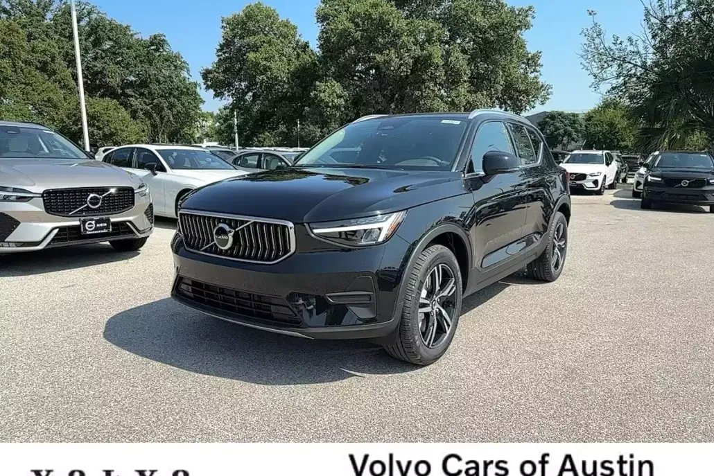 2025 Volvo XC40 Core photo 1
