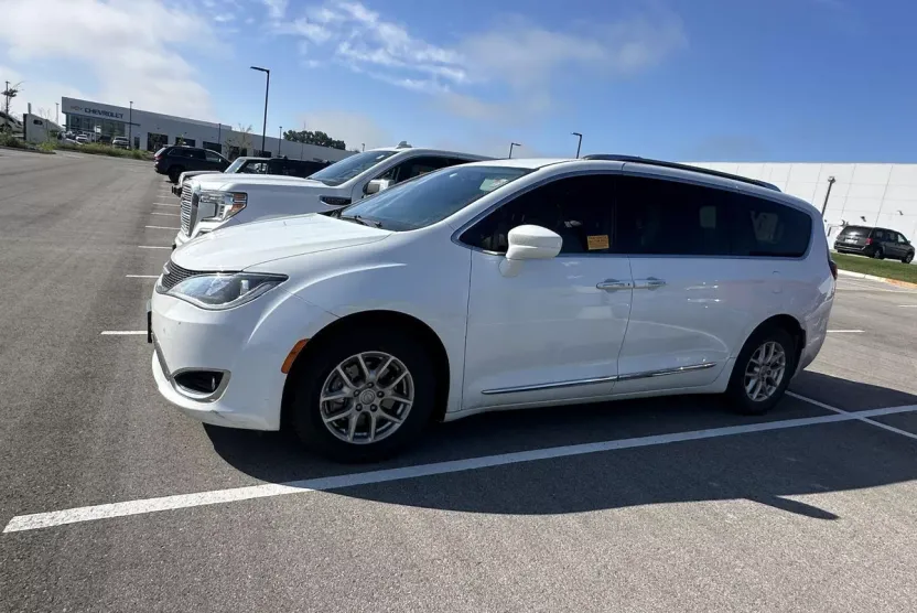 2020 Chrysler Pacifica Touring L photo 1