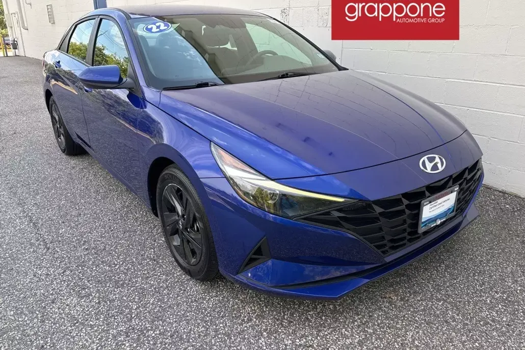 2022 Hyundai Elantra SEL photo 1