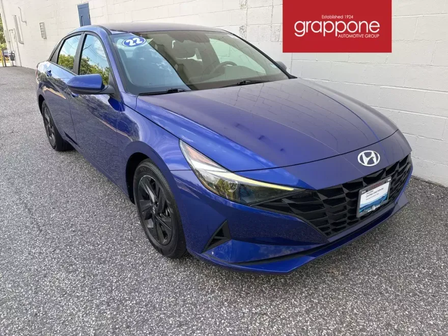 2022 Hyundai Elantra SEL photo 1