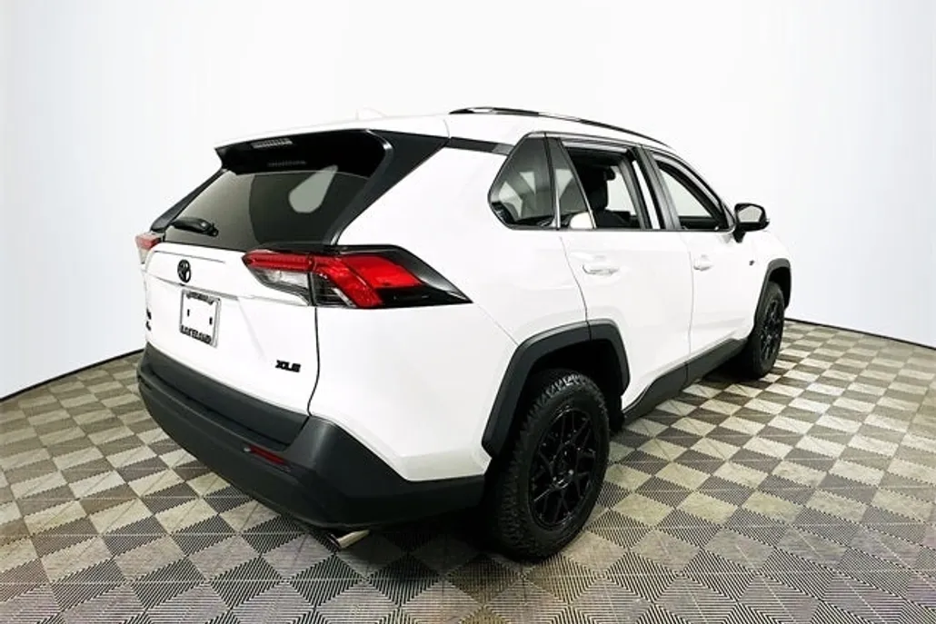 2021 Toyota RAV4 XLE photo 1