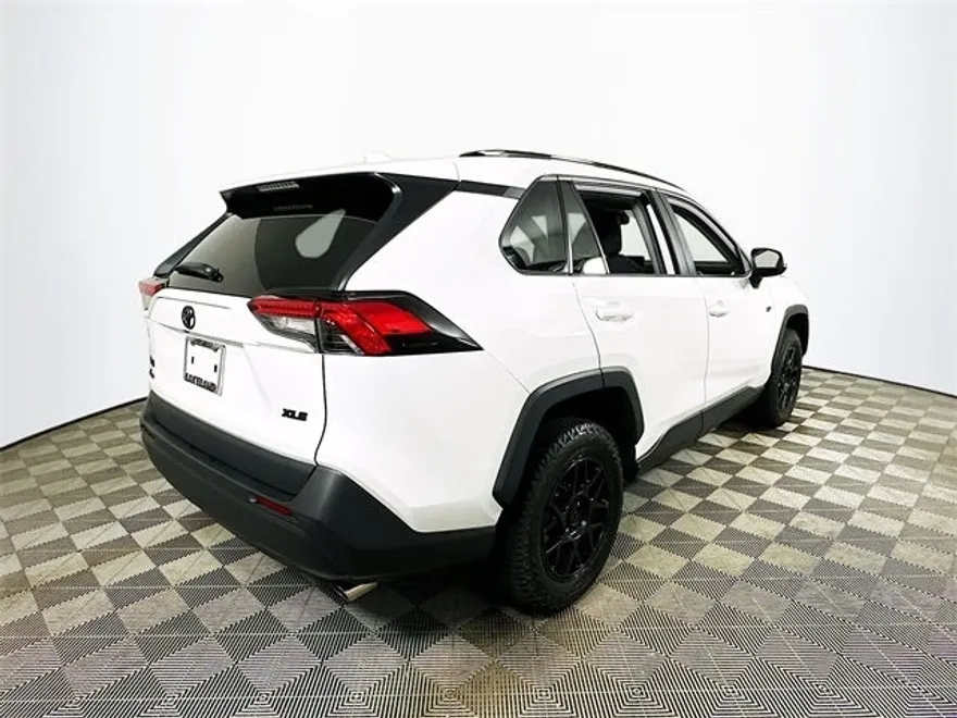 2021 Toyota RAV4 XLE photo 1