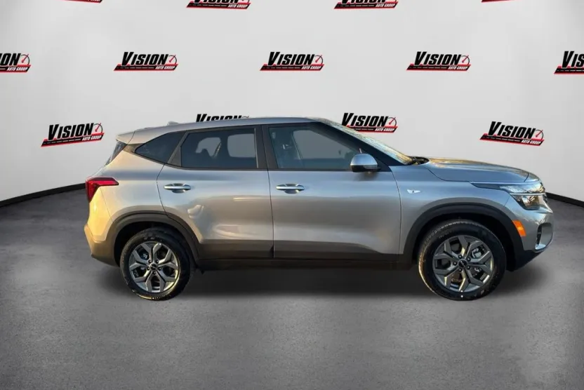 2025 Kia Seltos LX photo 1