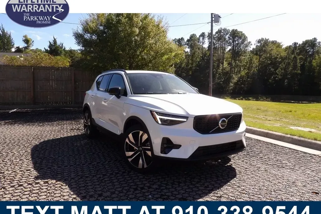2026 Volvo XC40 photo 1
