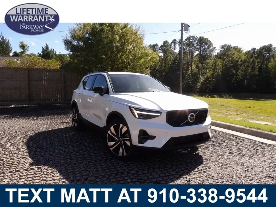 2026 Volvo XC40 photo 1