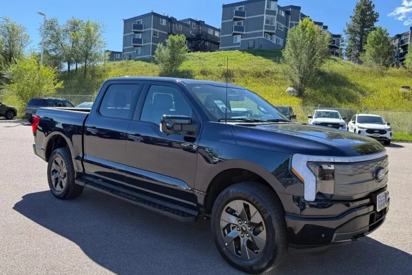 2024 Ford F-150 Lightning Lariat photo 1