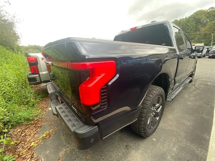 2022 Ford F-150 Lightning Lariat photo 1