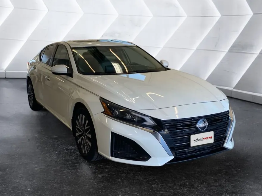 2023 Nissan Altima 2.5 SV photo 1