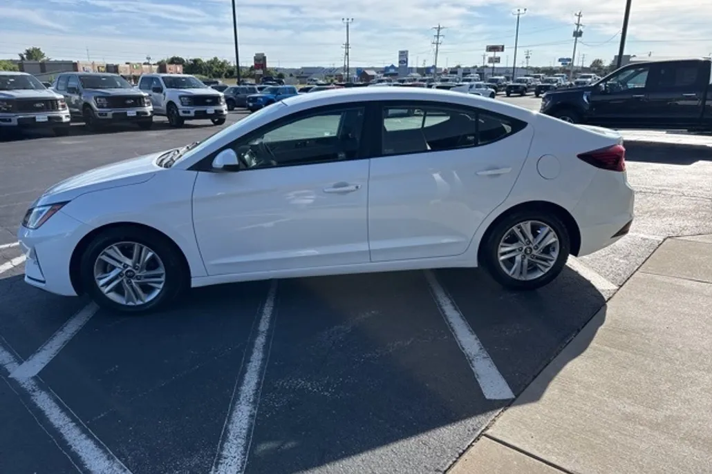 2020 Hyundai Elantra SEL photo 1