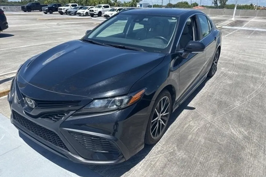 2023 Toyota Camry SE photo 1