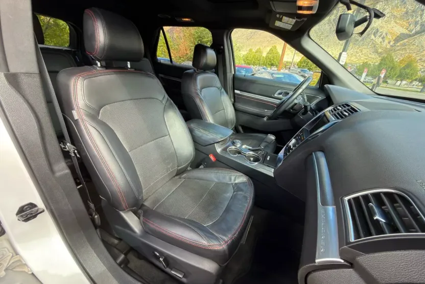 2016 Ford Explorer Sport photo 1
