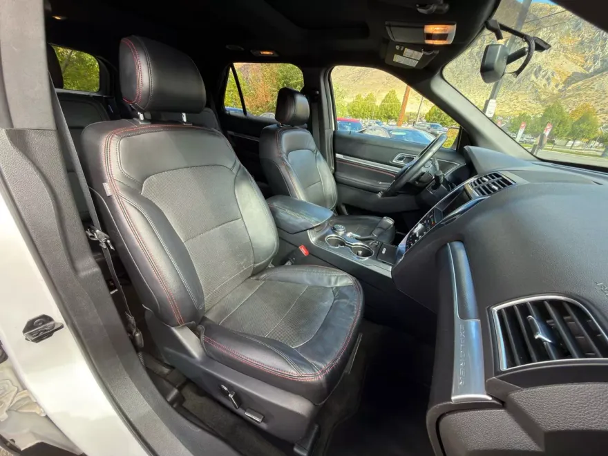2016 Ford Explorer Sport photo 1