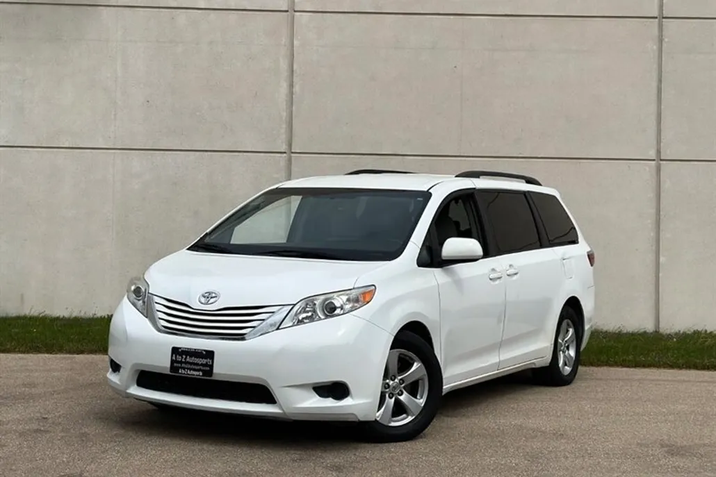 2016 Toyota Sienna LE photo 1