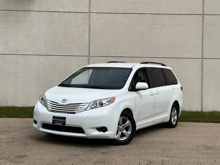 2016 Toyota Sienna LE photo 1