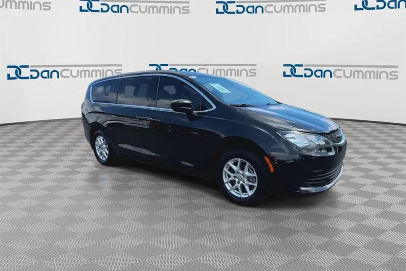 2017 Chrysler Pacifica Touring photo 1
