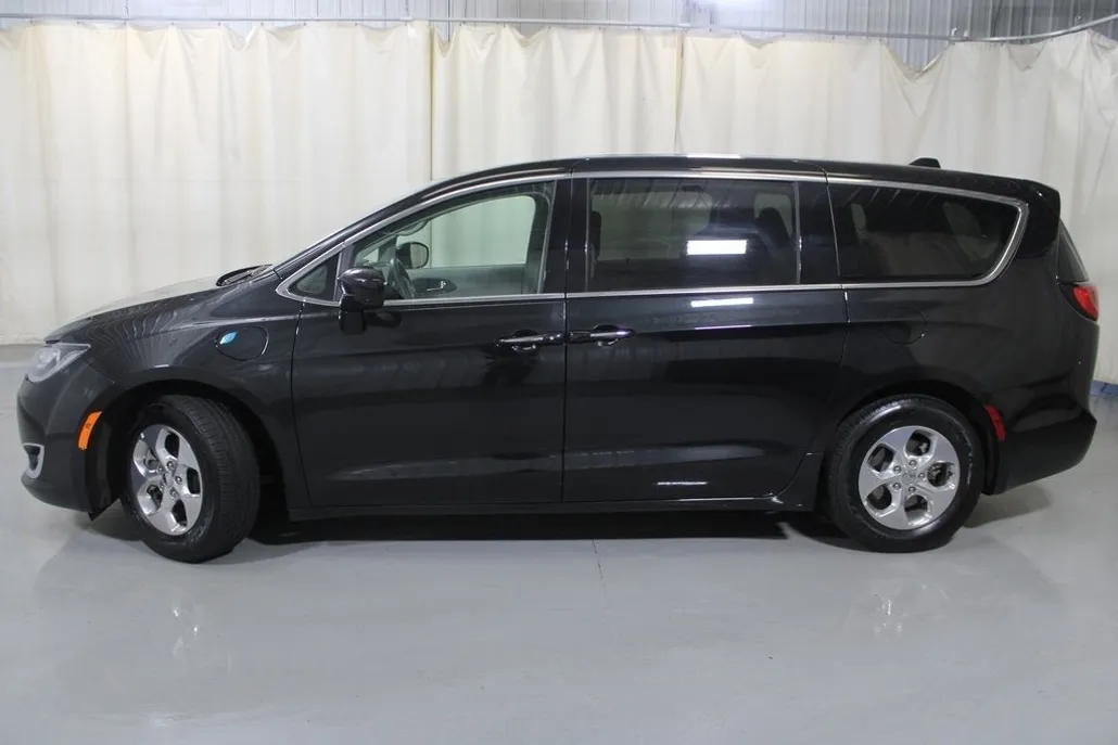 2020 Chrysler Pacifica Hybrid Touring photo 1