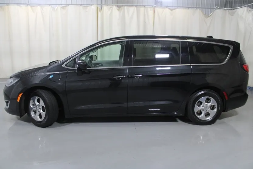 2020 Chrysler Pacifica Hybrid Touring photo 1
