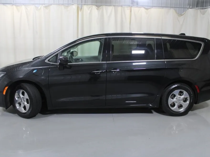 2020 Chrysler Pacifica Hybrid Touring photo 1