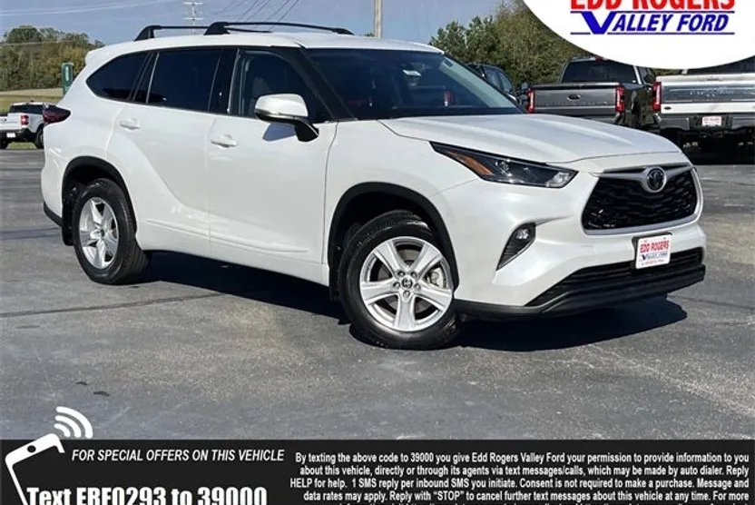 2022 Toyota Highlander LE photo 1