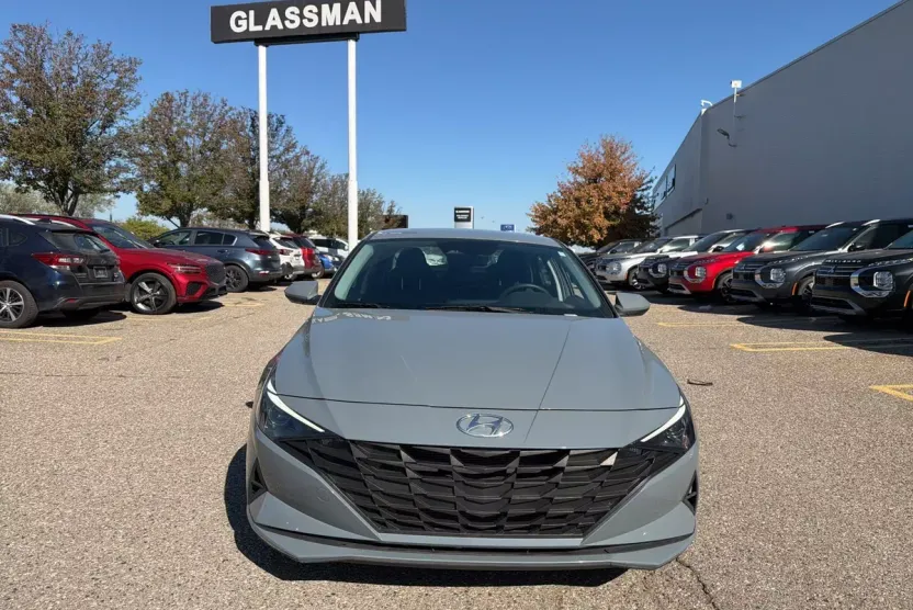 2023 Hyundai Elantra SEL photo 1