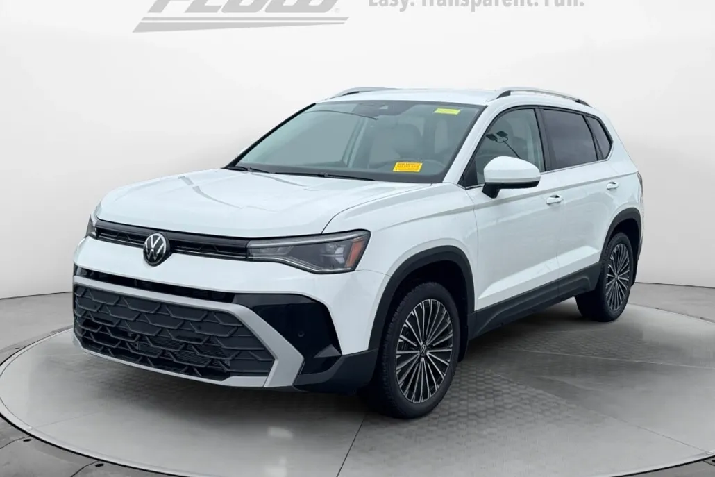 2025 Volkswagen Taos SE photo 1