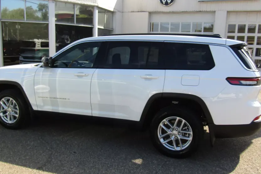 2025 Jeep Grand Cherokee Laredo photo 1