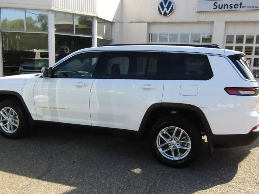 2025 Jeep Grand Cherokee Laredo photo 1