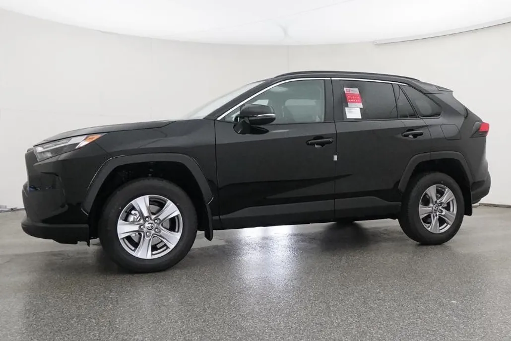 2025 Toyota RAV4 XLE photo 1