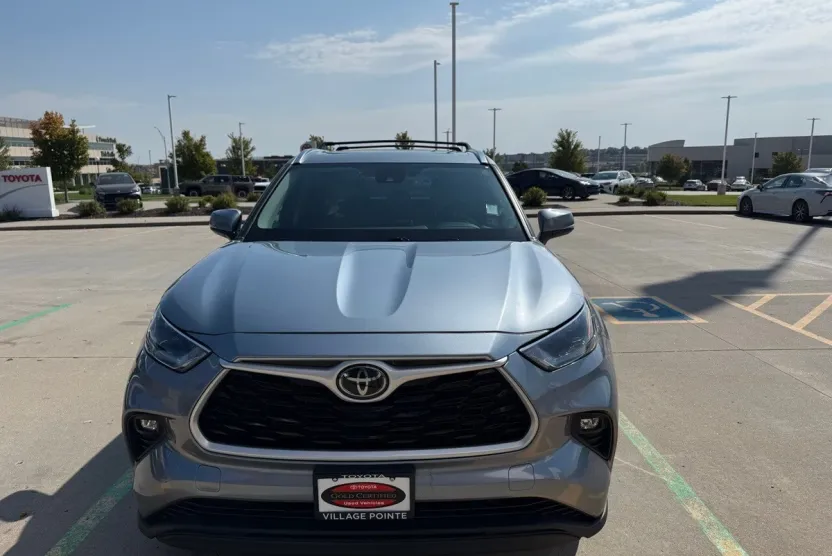 2021 Toyota Highlander XLE photo 1