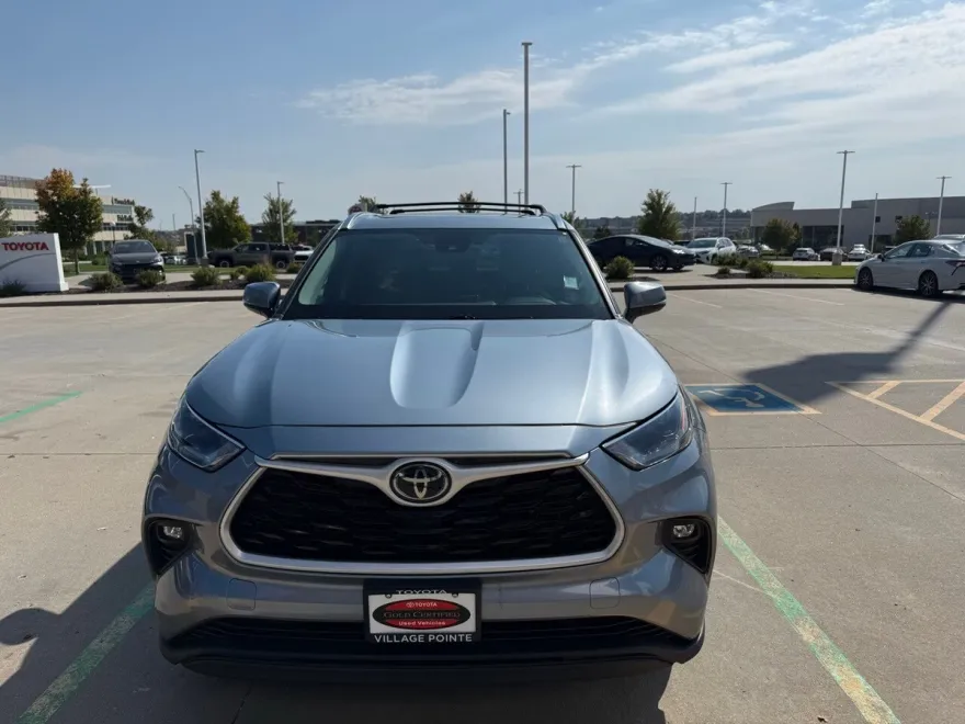 2021 Toyota Highlander XLE photo 1