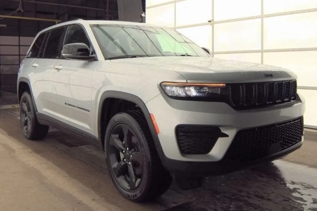 2022 Jeep Grand Cherokee Altitude photo 1