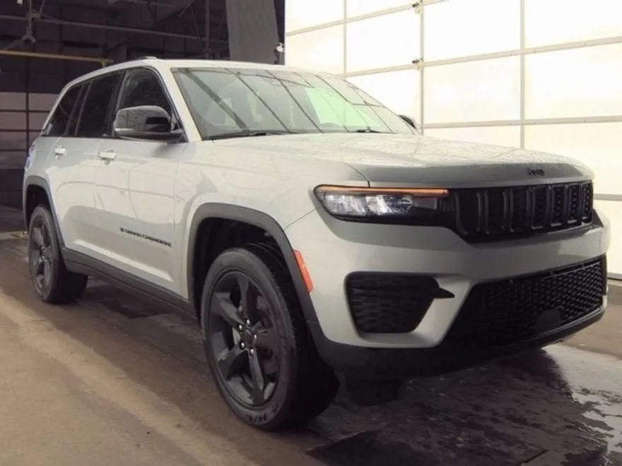 2022 Jeep Grand Cherokee Altitude photo 1