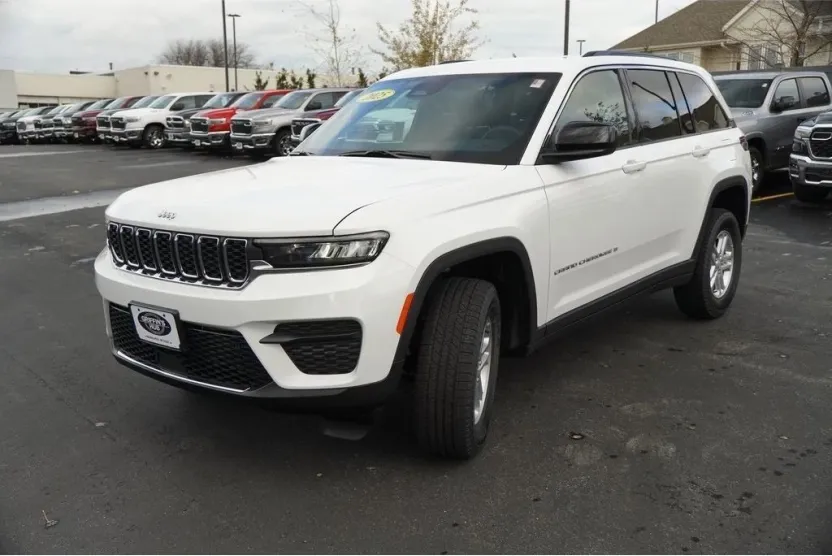 2025 Jeep Grand Cherokee Laredo photo 1