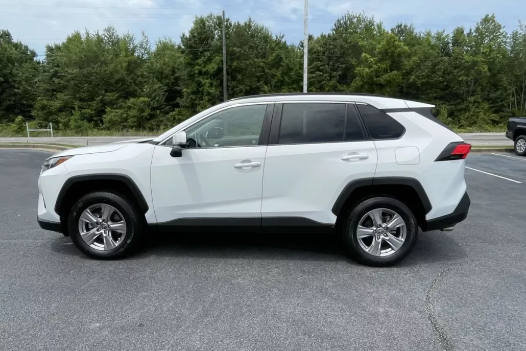 2023 Toyota RAV4 XLE photo 1