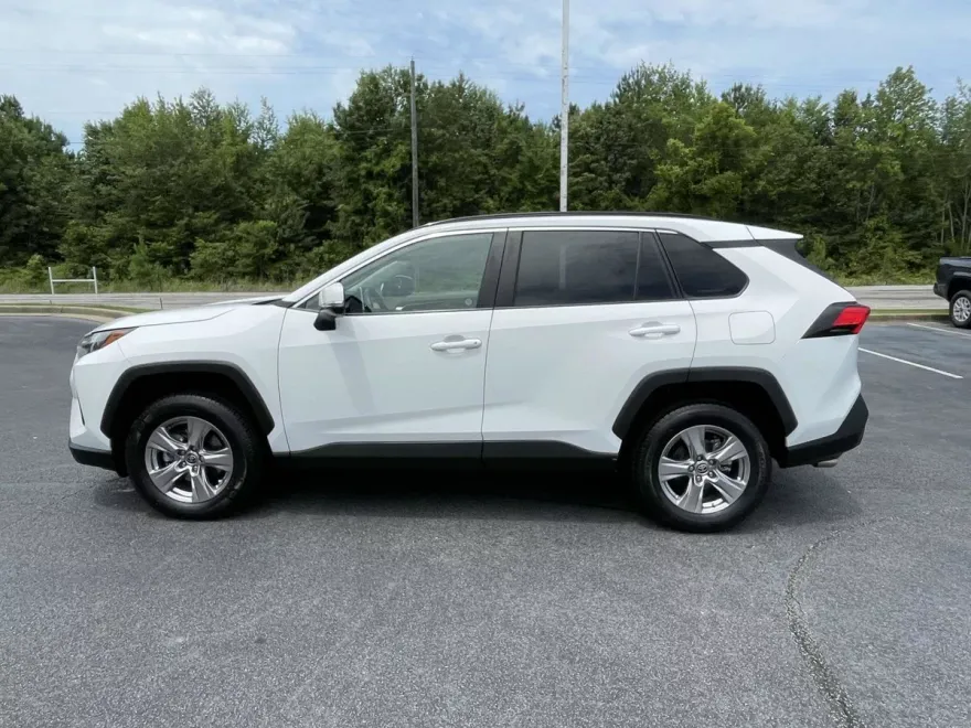 2023 Toyota RAV4 XLE photo 1
