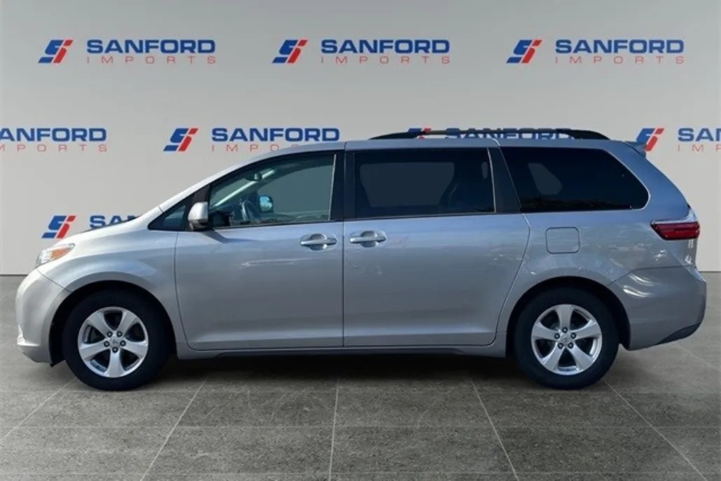 2017 Toyota Sienna L photo 1