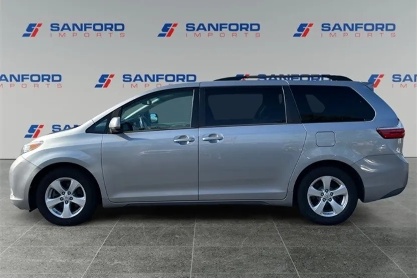 2017 Toyota Sienna L photo 1