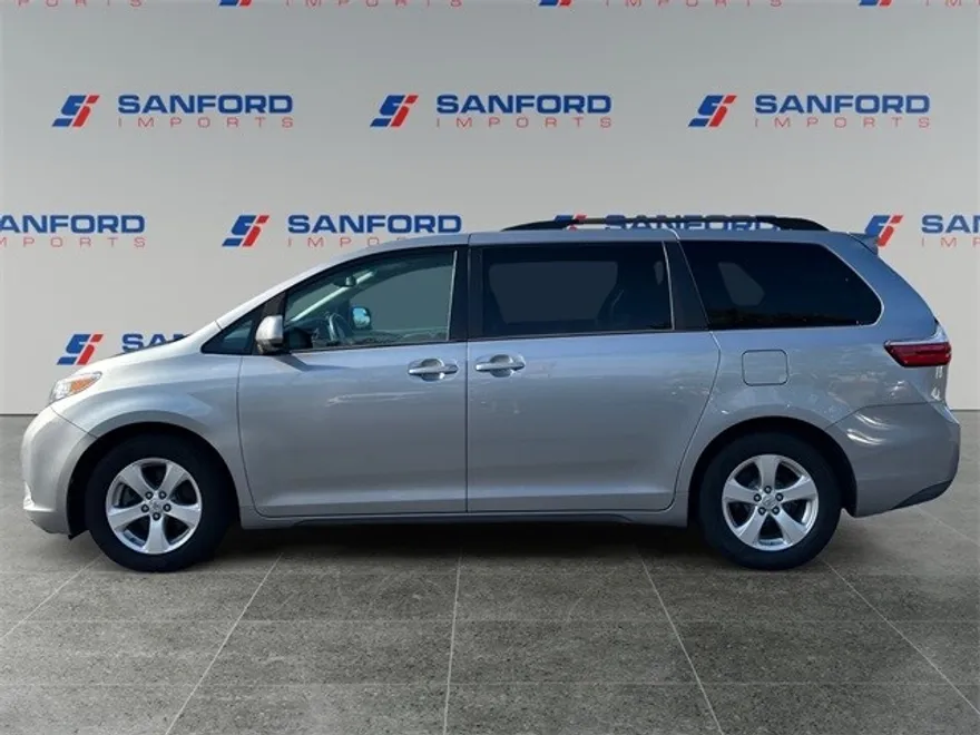 2017 Toyota Sienna L photo 1