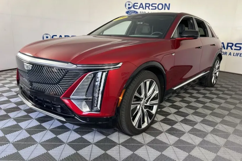2024 Cadillac Lyriq Luxury photo 1