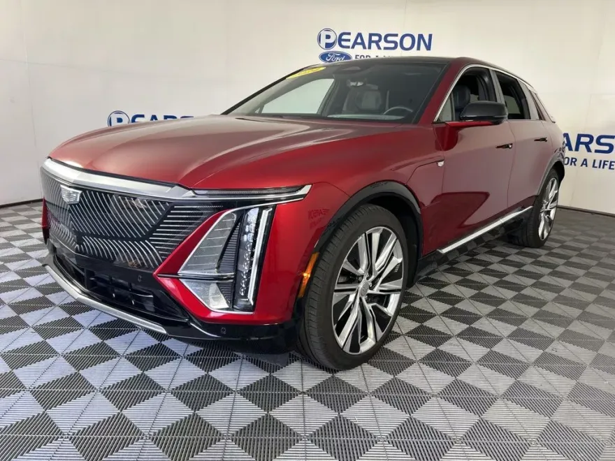 2024 Cadillac Lyriq Luxury photo 1