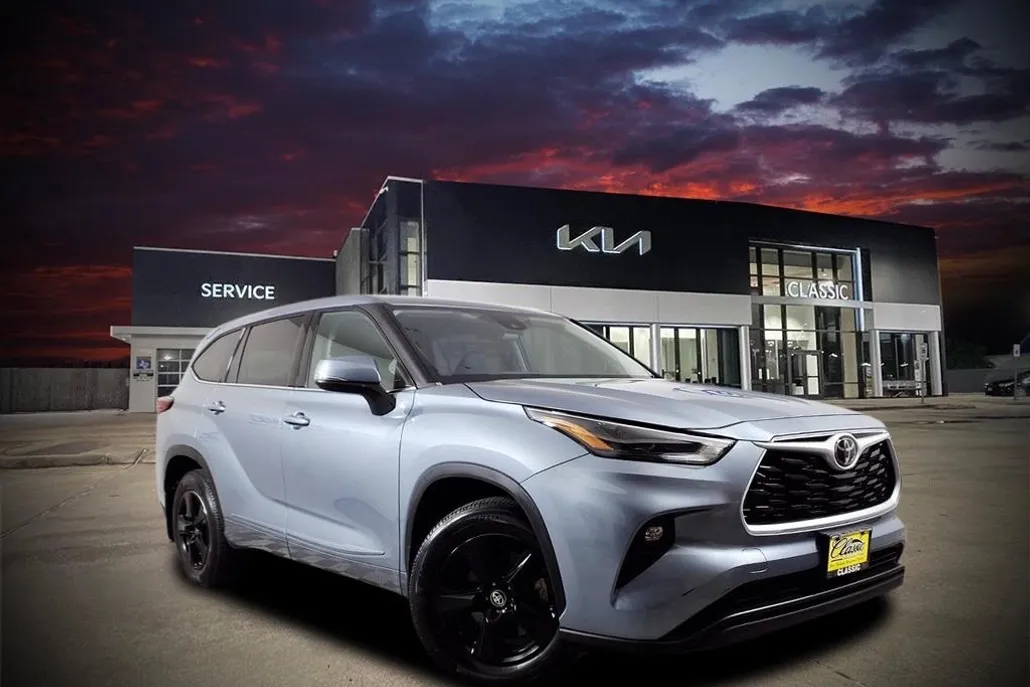 2022 Toyota Highlander LE photo 1