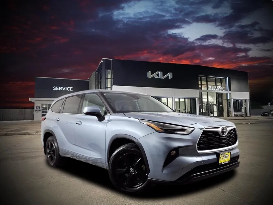 2022 Toyota Highlander LE photo 1