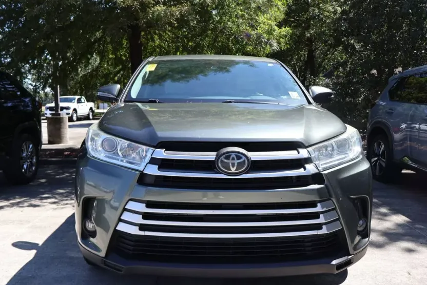 2017 Toyota Highlander LE photo 1