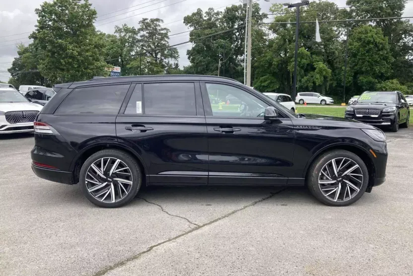 2025 Lincoln Aviator Black Label photo 1